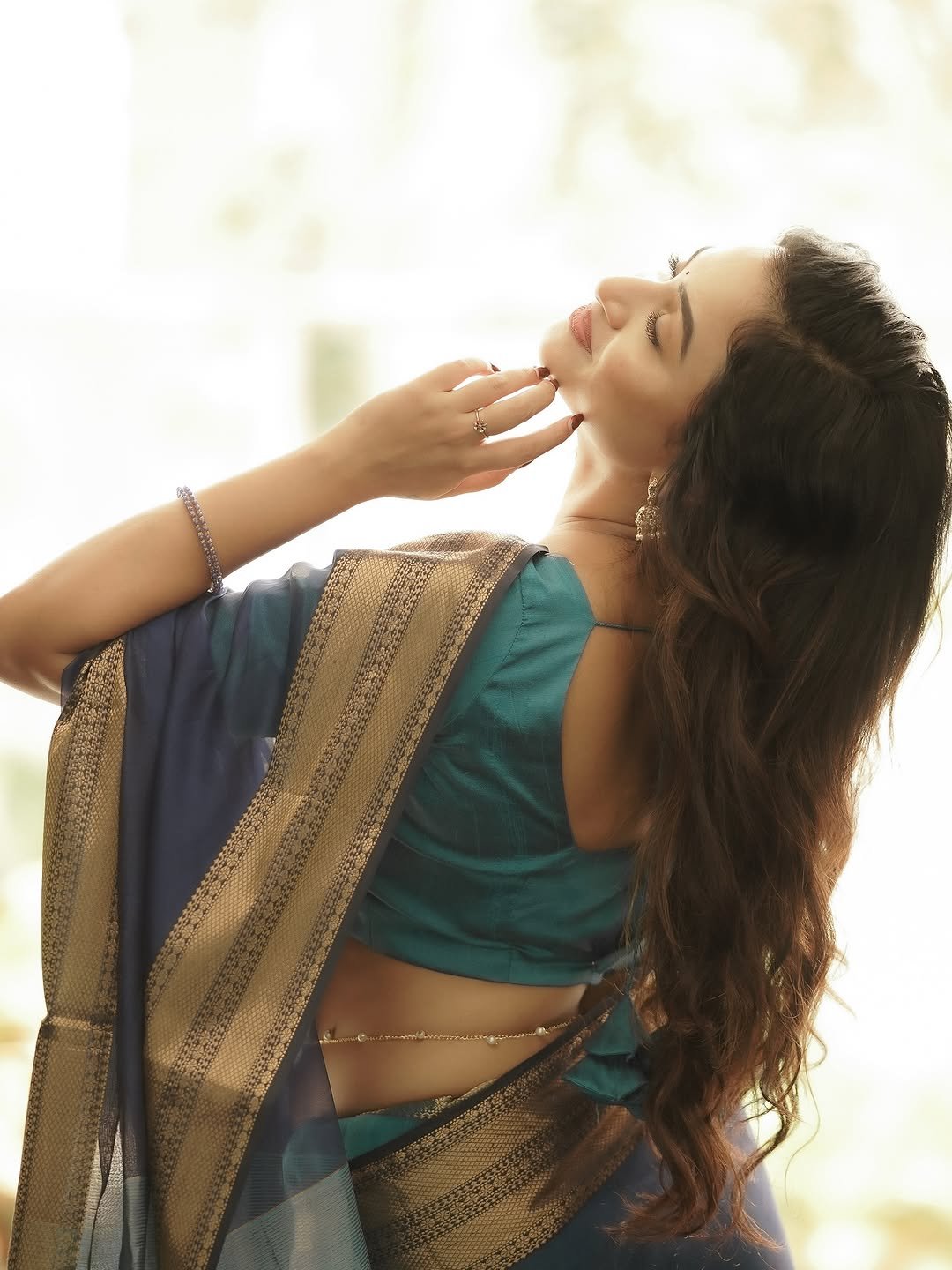 Janani Ashok Kumar’s graceful saree styling with curled hair and minimal accessories (22)