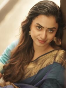 Janani Ashok Kumar embodies sophistication in saree with beautiful curled hair