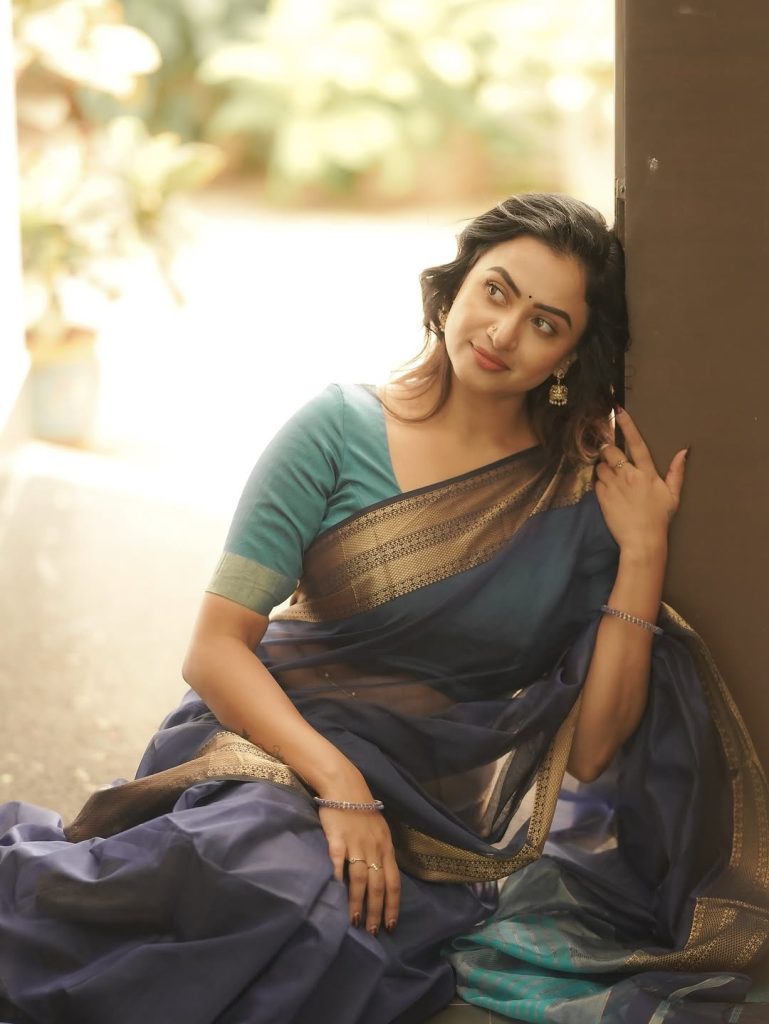 Janani Ashok Kumar embodies sophistication in saree with beautiful curled hair