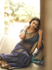 Janani Ashok Kumar embodies sophistication in saree with beautiful curled hair