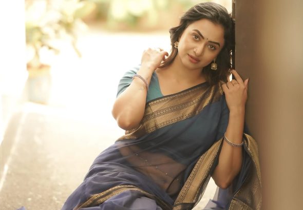 Janani Ashok Kumar embodies sophistication in saree with beautiful curled hair