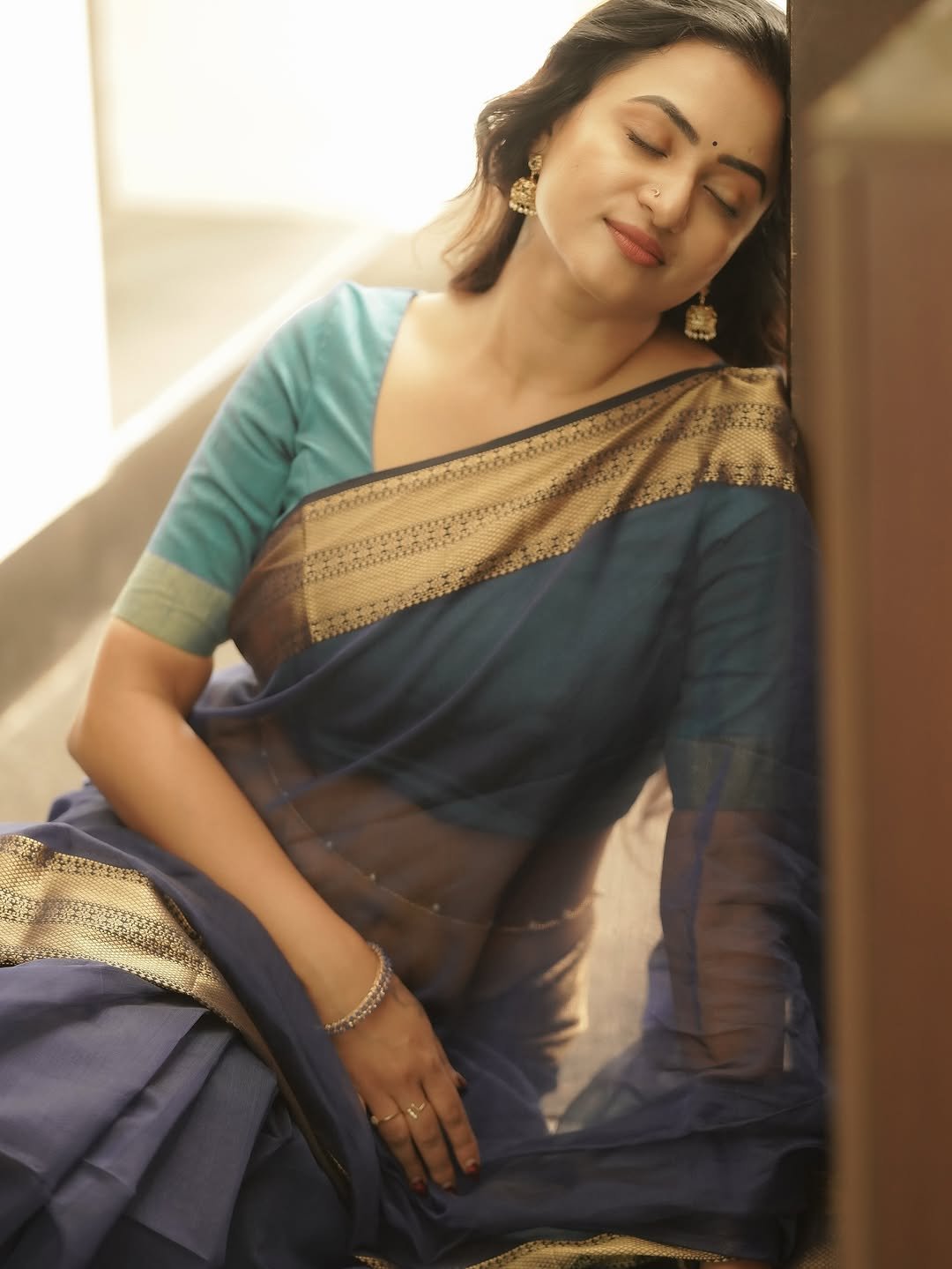 Janani Ashok Kumar’s graceful saree styling with curled hair and minimal accessories (32)