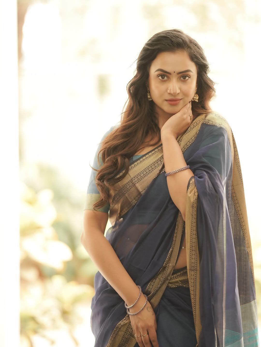 Janani Ashok Kumar’s graceful saree styling with curled hair and minimal accessories (34)