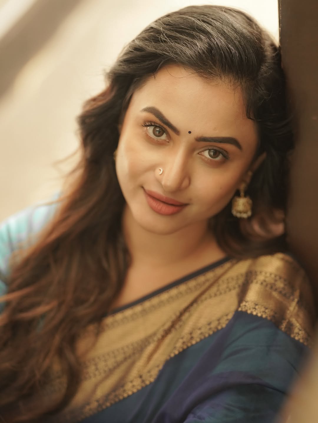 Janani Ashok Kumar’s graceful saree styling with curled hair and minimal accessories (35)