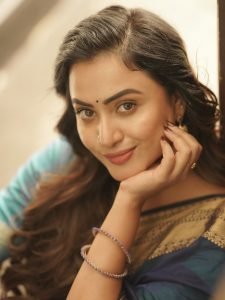 Graceful saree styling showcases Janani Ashok Kumar's elegant presentation skills