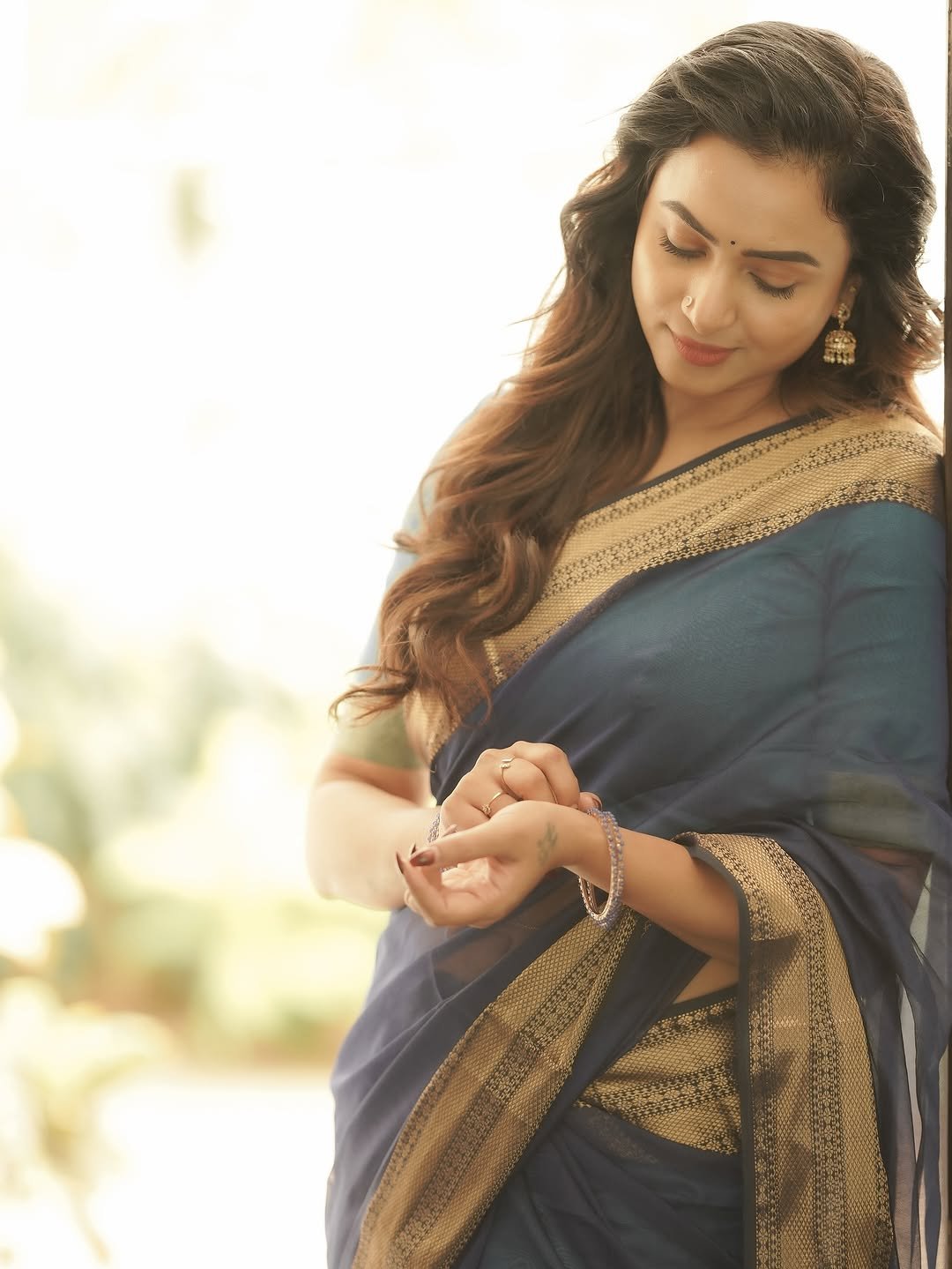 Janani Ashok Kumar’s graceful saree styling with curled hair and minimal accessories (37)