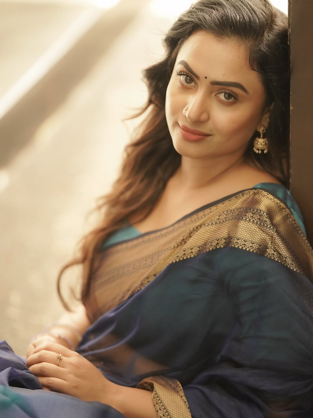 Janani Ashok Kumar’s graceful saree styling with curled hair and minimal accessories (38)