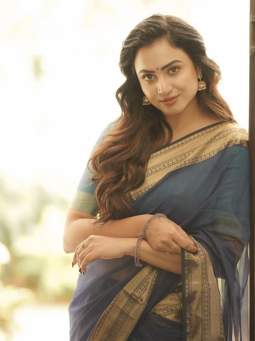 Janani Ashok Kumar’s graceful saree styling with curled hair and minimal accessories (5)