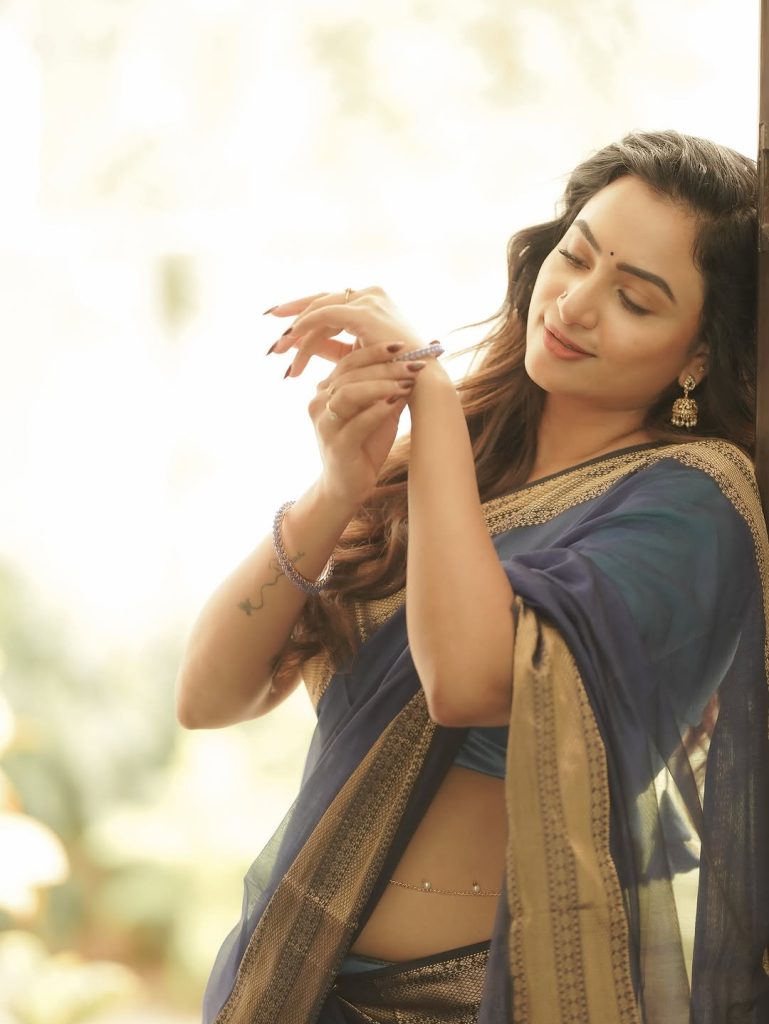 Janani Ashok Kumar embodies sophistication in saree with beautiful curled hair