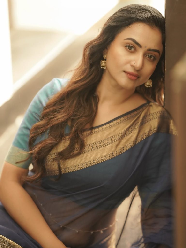 Janani Ashok Kumar embodies sophistication in saree with beautiful curled hair