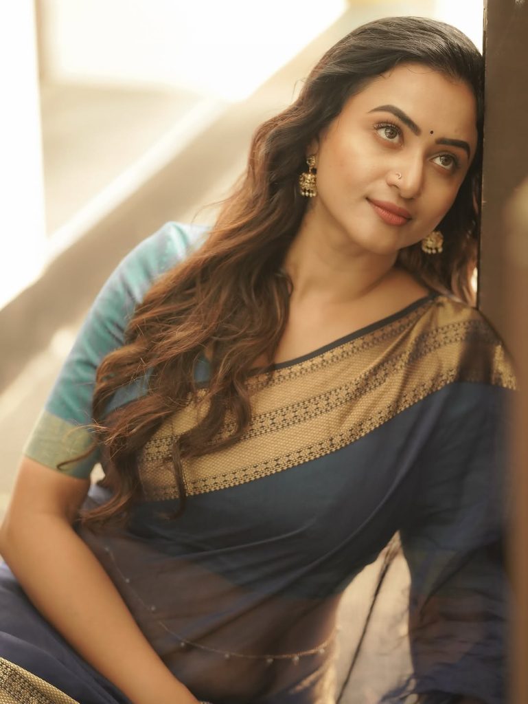 Janani Ashok Kumar embodies sophistication in saree with beautiful curled hair
