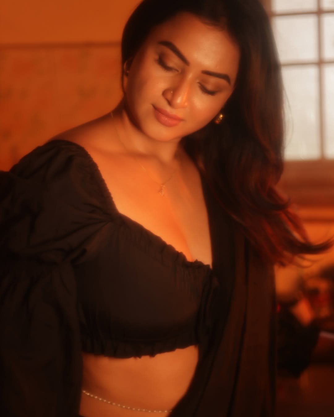 Janani Ashok Kumar’s monochrome black saree look in natural light (1)