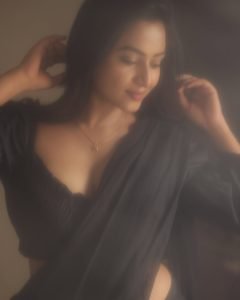Janani Ashok Kumar embodies timeless sophistication in black saree with natural lighting