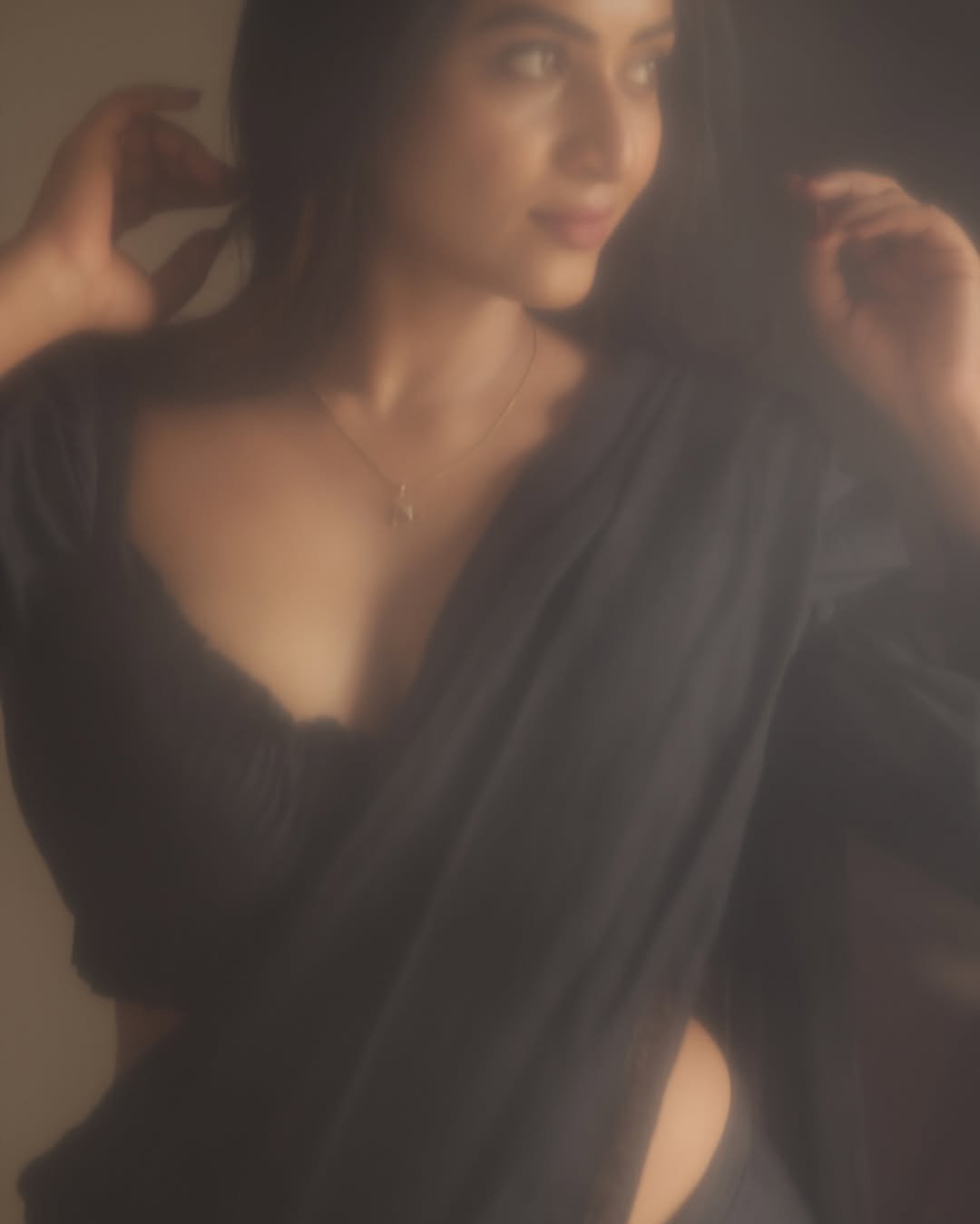 Janani Ashok Kumar’s monochrome black saree look in natural light (11)