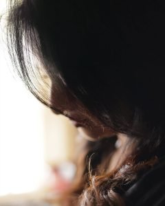 Janani Ashok Kumar embodies timeless sophistication in black saree with natural lighting