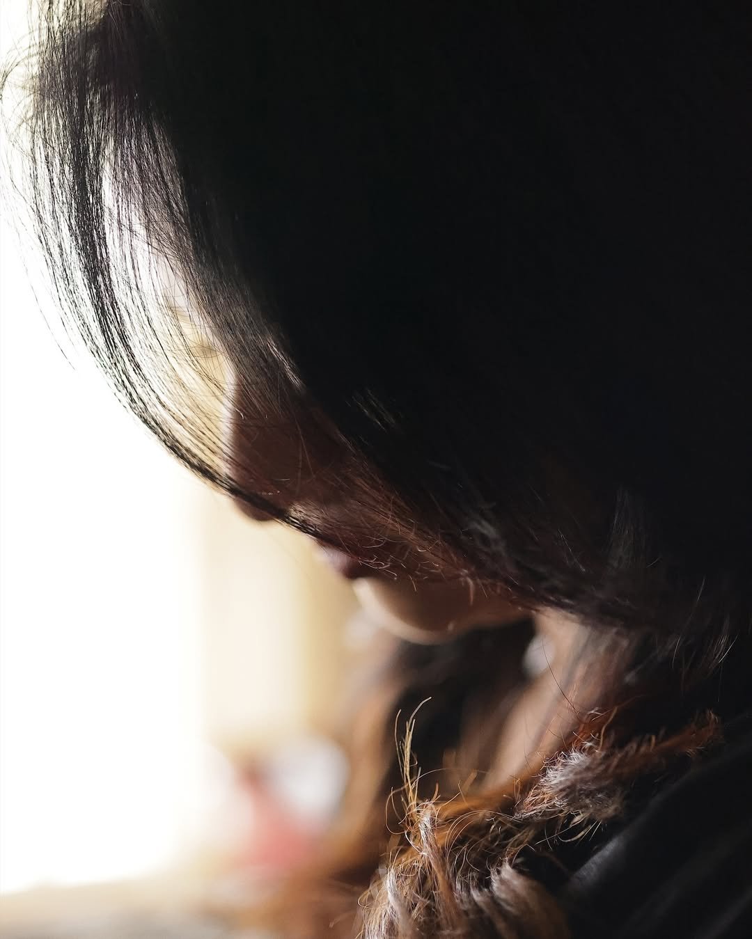 Janani Ashok Kumar’s monochrome black saree look in natural light (12)