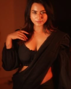 Natural light enhances Janani Ashok Kumar's monochrome black saree elegance