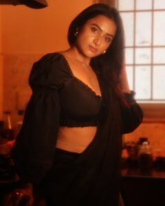 Natural light enhances Janani Ashok Kumar's monochrome black saree elegance