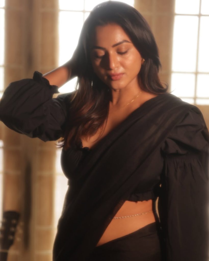 Natural light enhances Janani Ashok Kumar's monochrome black saree elegance