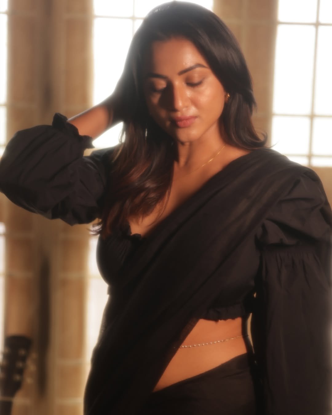 Janani Ashok Kumar’s monochrome black saree look in natural light (16)