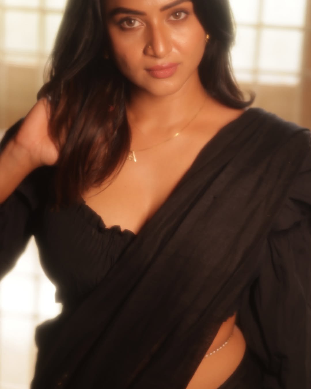 Janani Ashok Kumar’s monochrome black saree look in natural light (7)