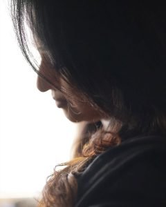 Janani Ashok Kumar embodies timeless sophistication in black saree with natural lighting