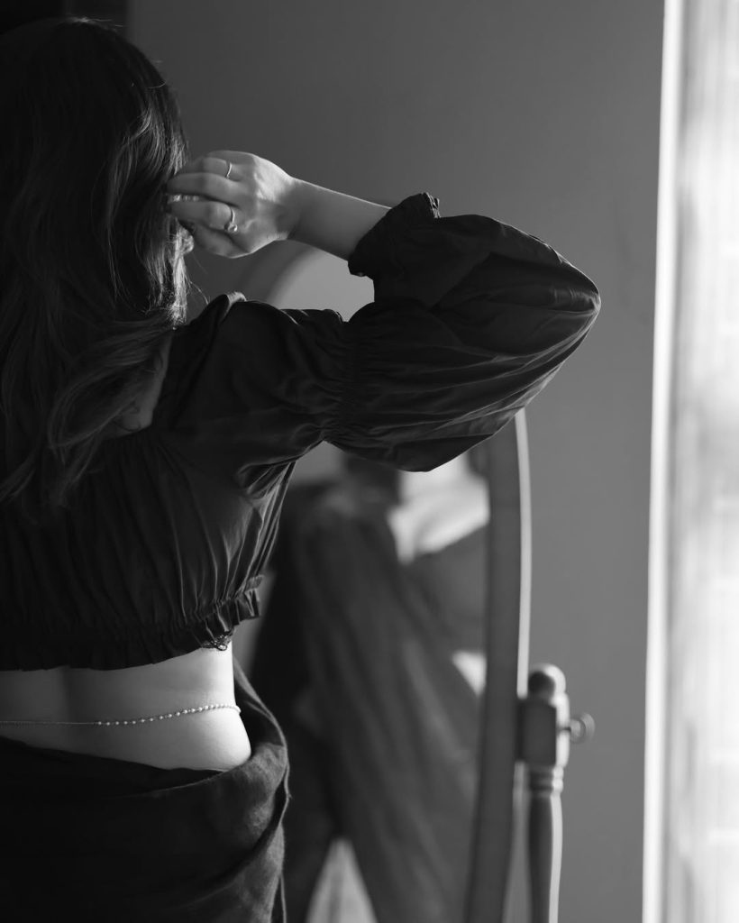 Janani Ashok Kumar embodies timeless sophistication in black saree with natural lighting