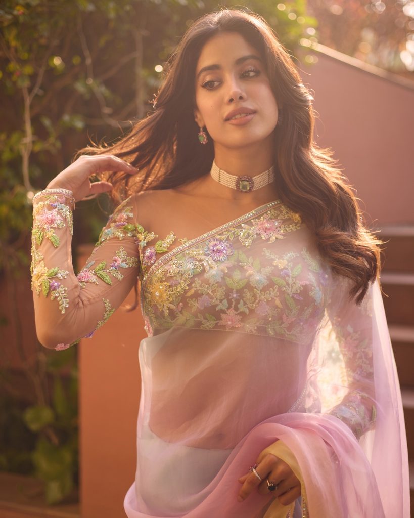 Gorgeous pink saree creates feminine elegance in Janhvi's traditional portrait