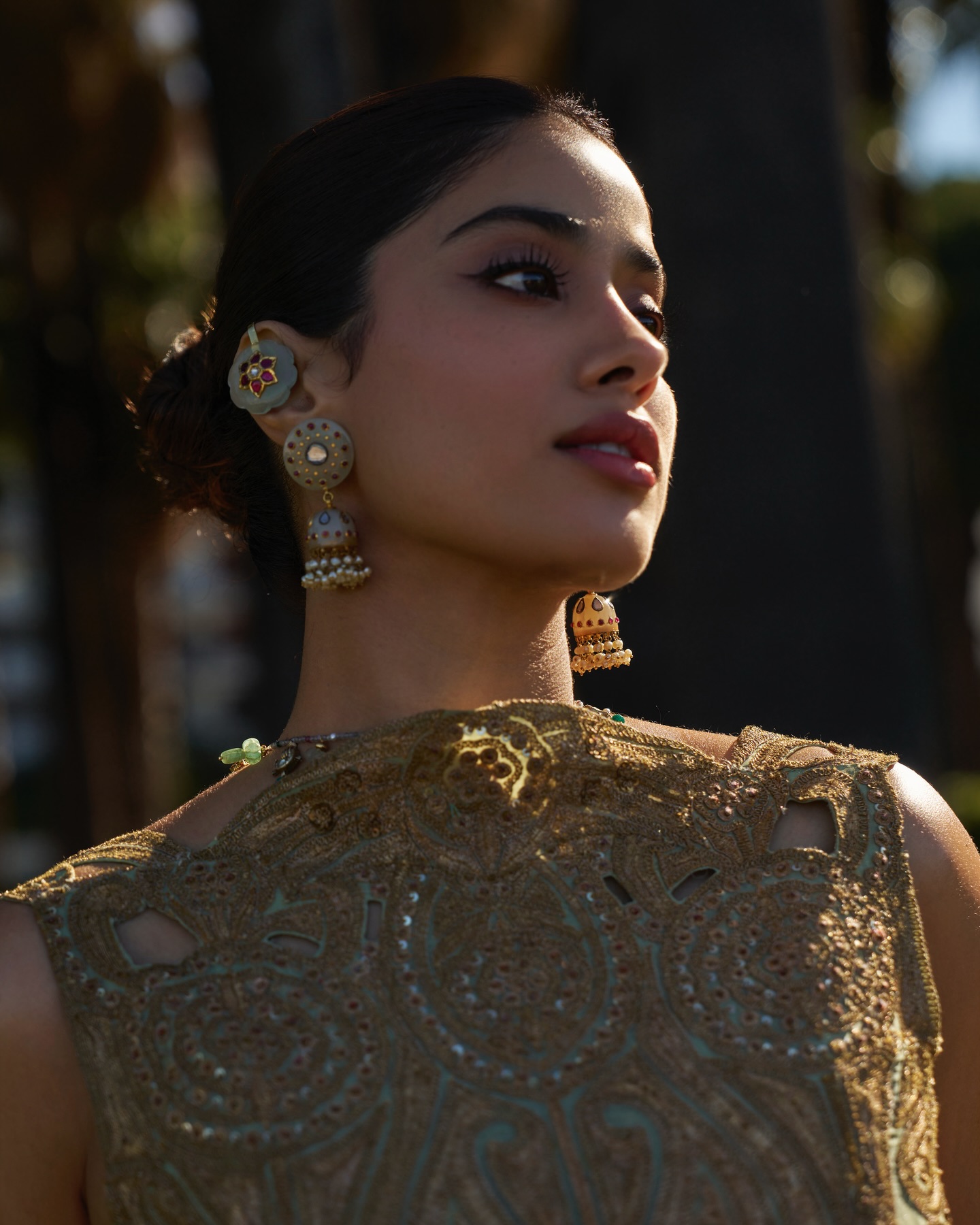 Janhvi embodies elegance in intricately designed traditional ensemble