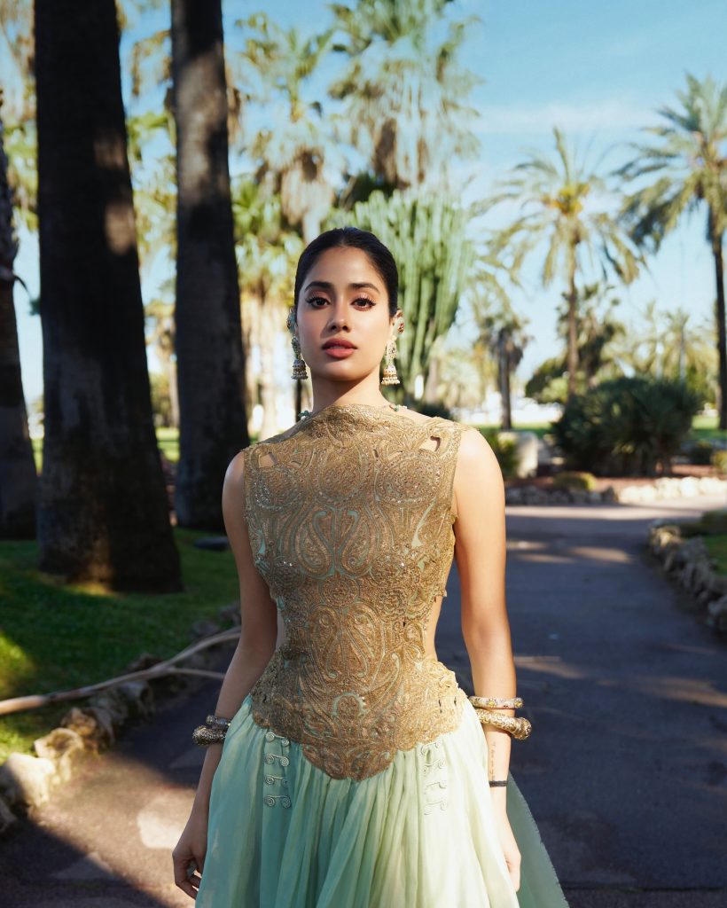 Janhvi embodies elegance in intricately designed traditional ensemble