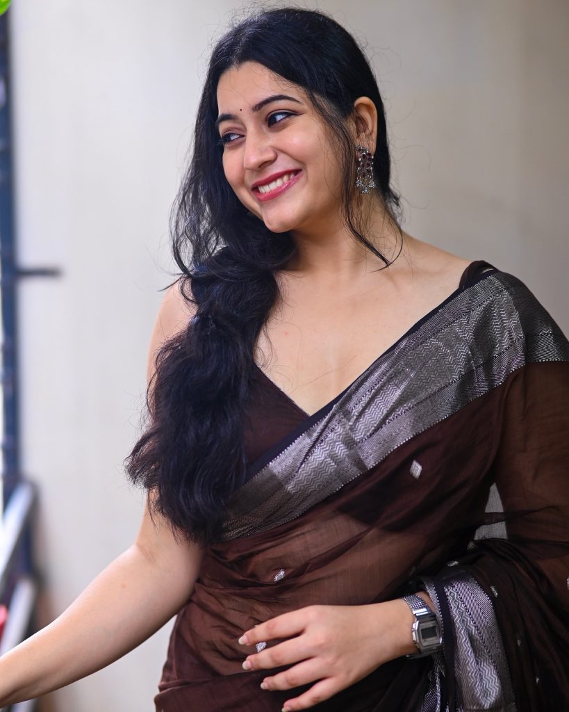 Elegant draping techniques highlighted in Kanduri Sudha's traditional attire