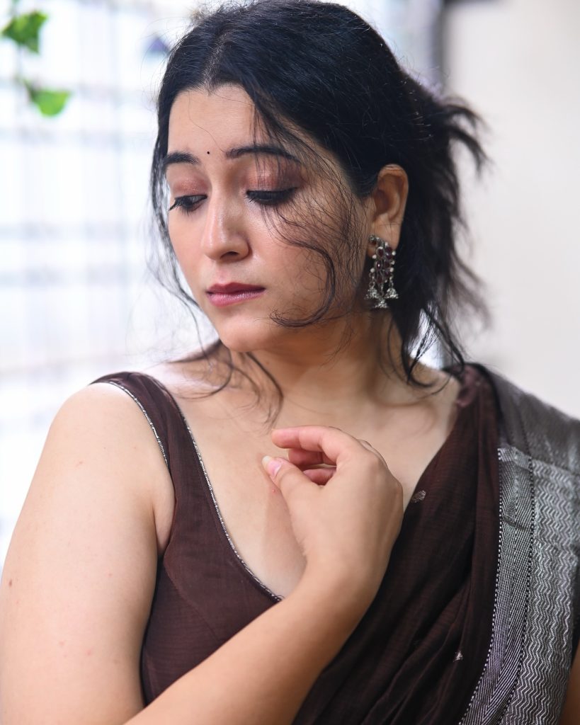 Elegant draping techniques highlighted in Kanduri Sudha's traditional attire