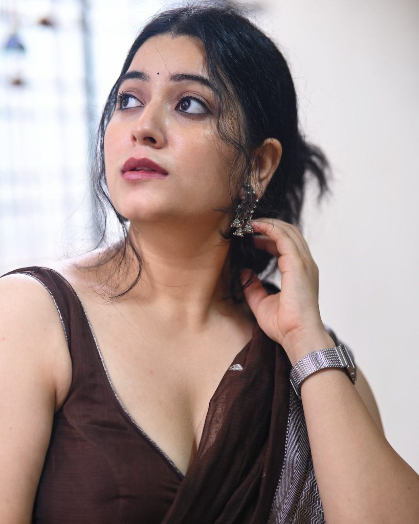 Elegant draping techniques highlighted in Kanduri Sudha's traditional attire