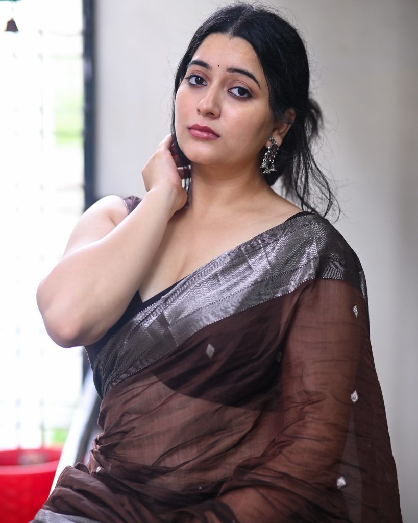 Elegant draping techniques highlighted in Kanduri Sudha's traditional attire