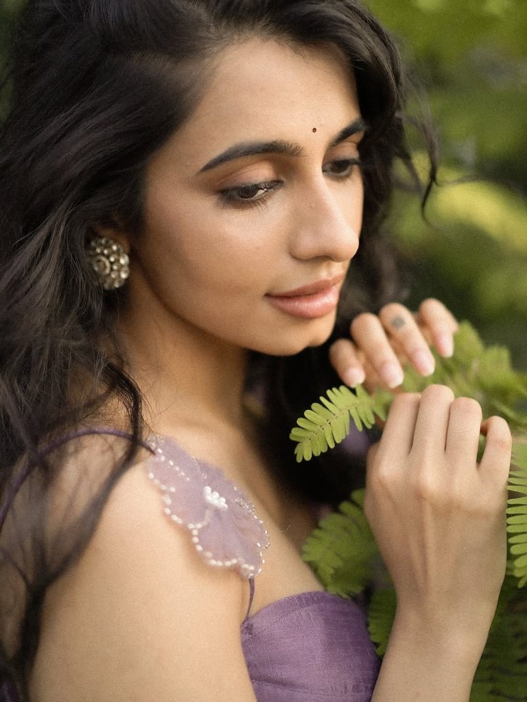 Sophisticated saree presentation showcases Maanasa Choudhary's cultural fashion sense