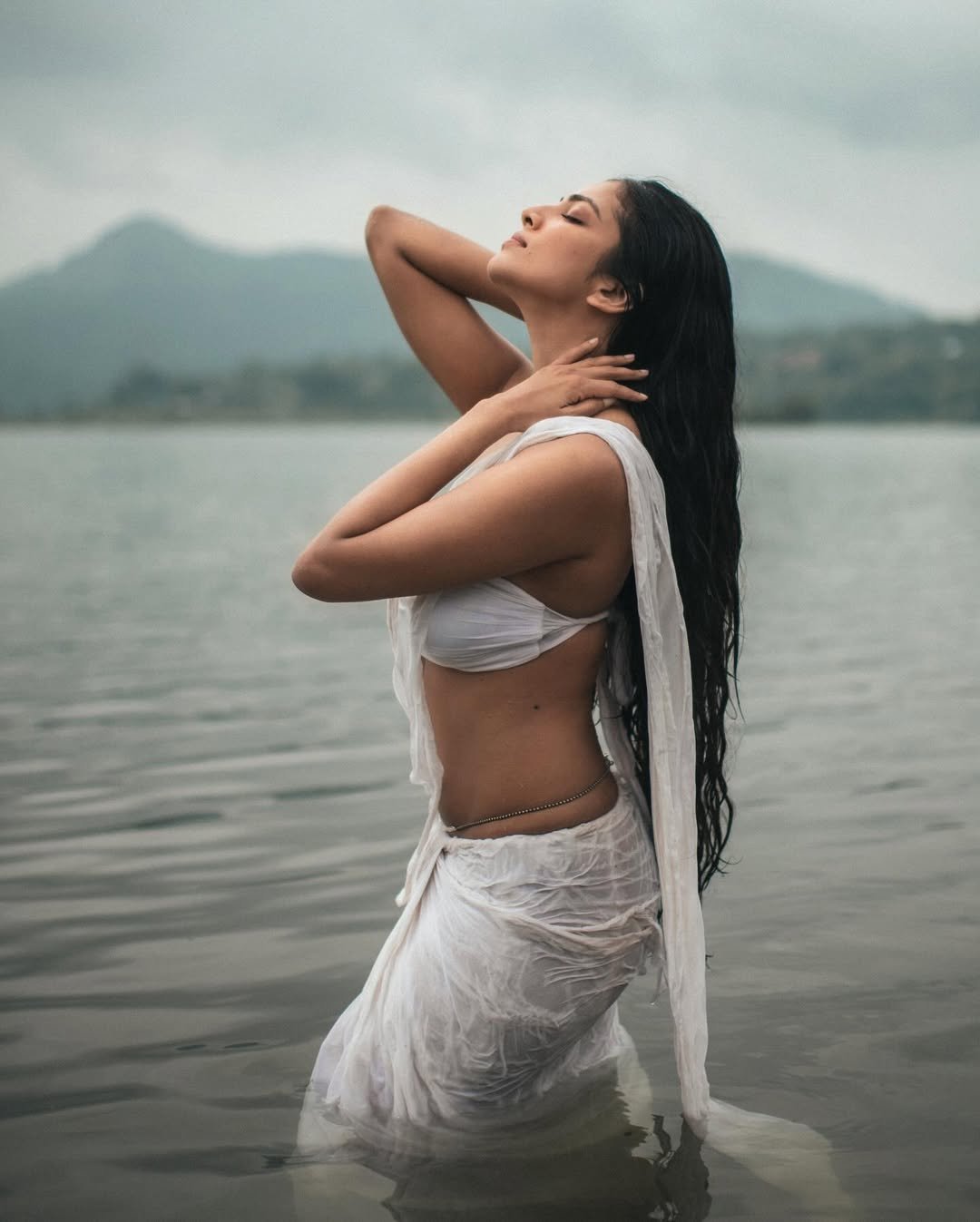 Malavika Mohanan’s Wet White Saree Look by the River is Absolutely Breathtaking (1)