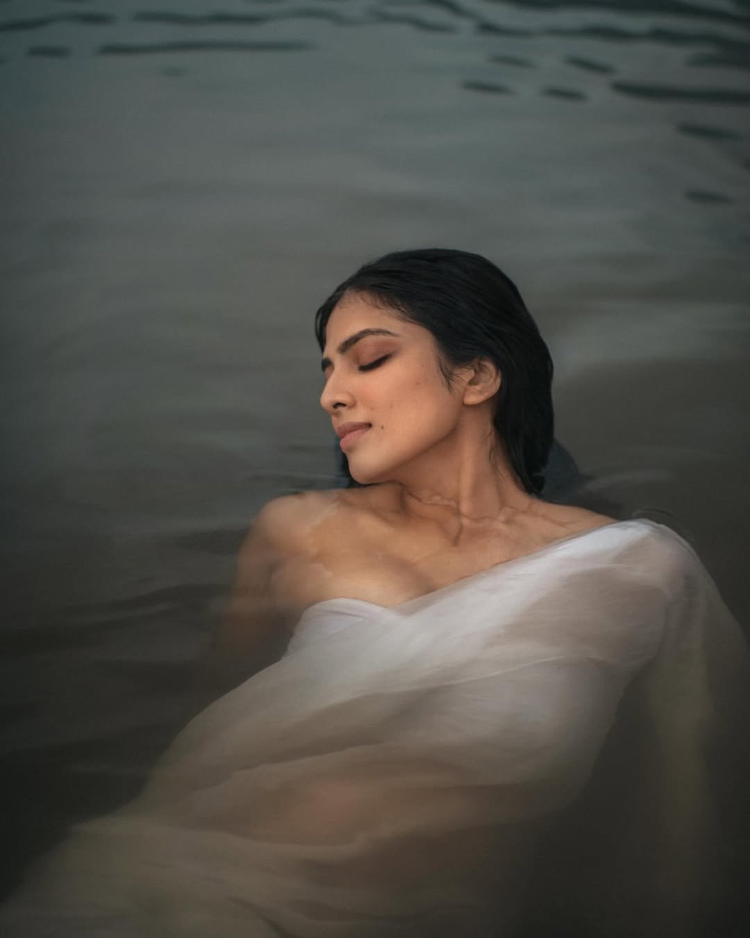 Malavika Mohanan’s Wet White Saree Look by the River is Absolutely Breathtaking (8)