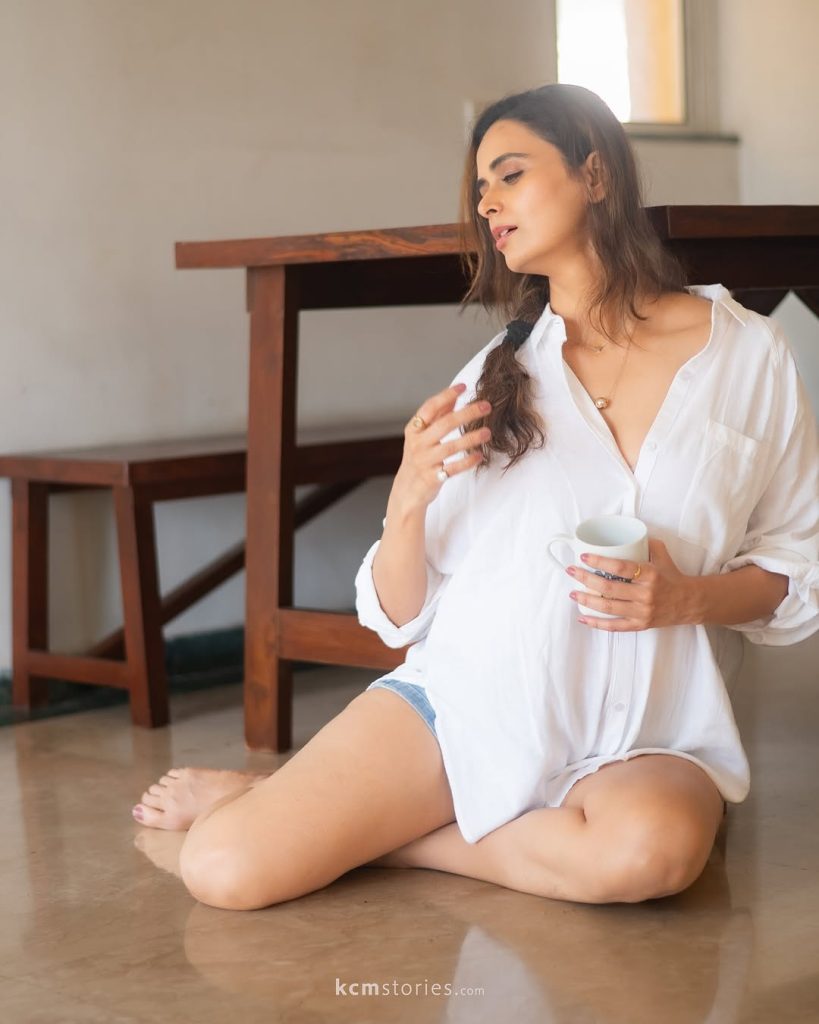 Effortless casual styling demonstrates Meenakshi Dixit's fashion versatility
