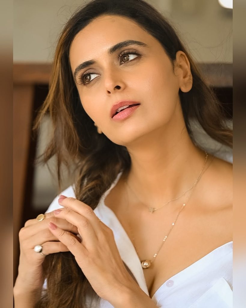 Effortless casual styling demonstrates Meenakshi Dixit's fashion versatility