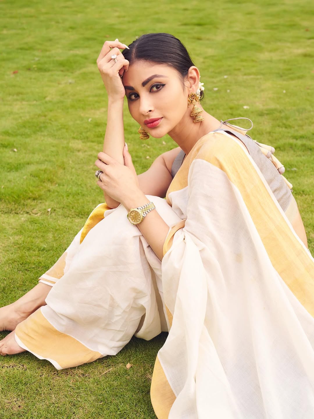 Traditional white draping showcases Mouni Roy's respect for Indian heritage