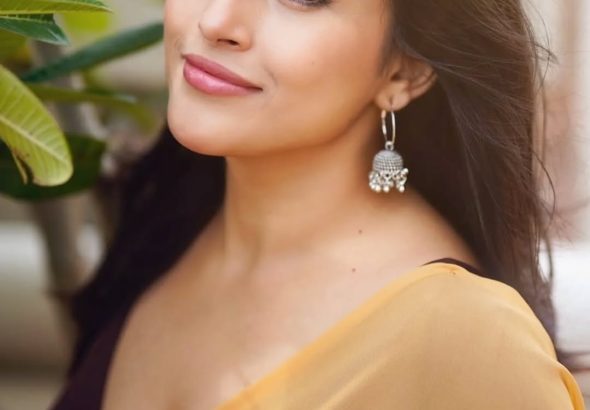Terrace setting provides natural lighting for Pratiba Chaudhary's yellow saree portrait