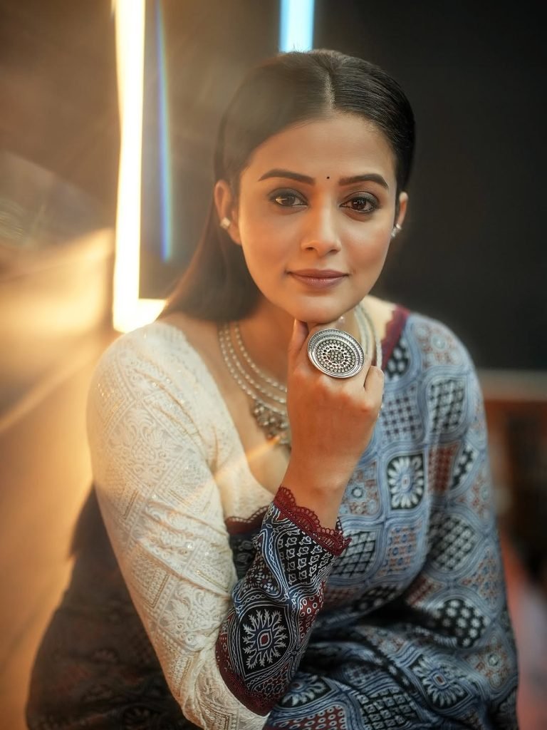 Traditional beauty epitomized in Priyamani's graceful saree presentation