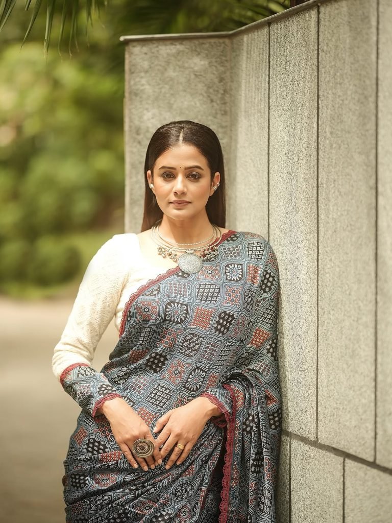 Traditional beauty epitomized in Priyamani's graceful saree presentation