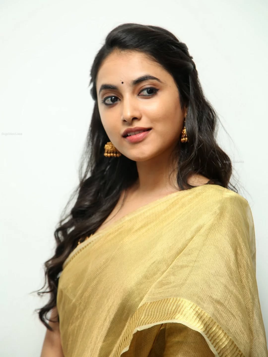 Priyanka Arul Mohan’s traditional golden saree look close-up stills (5)