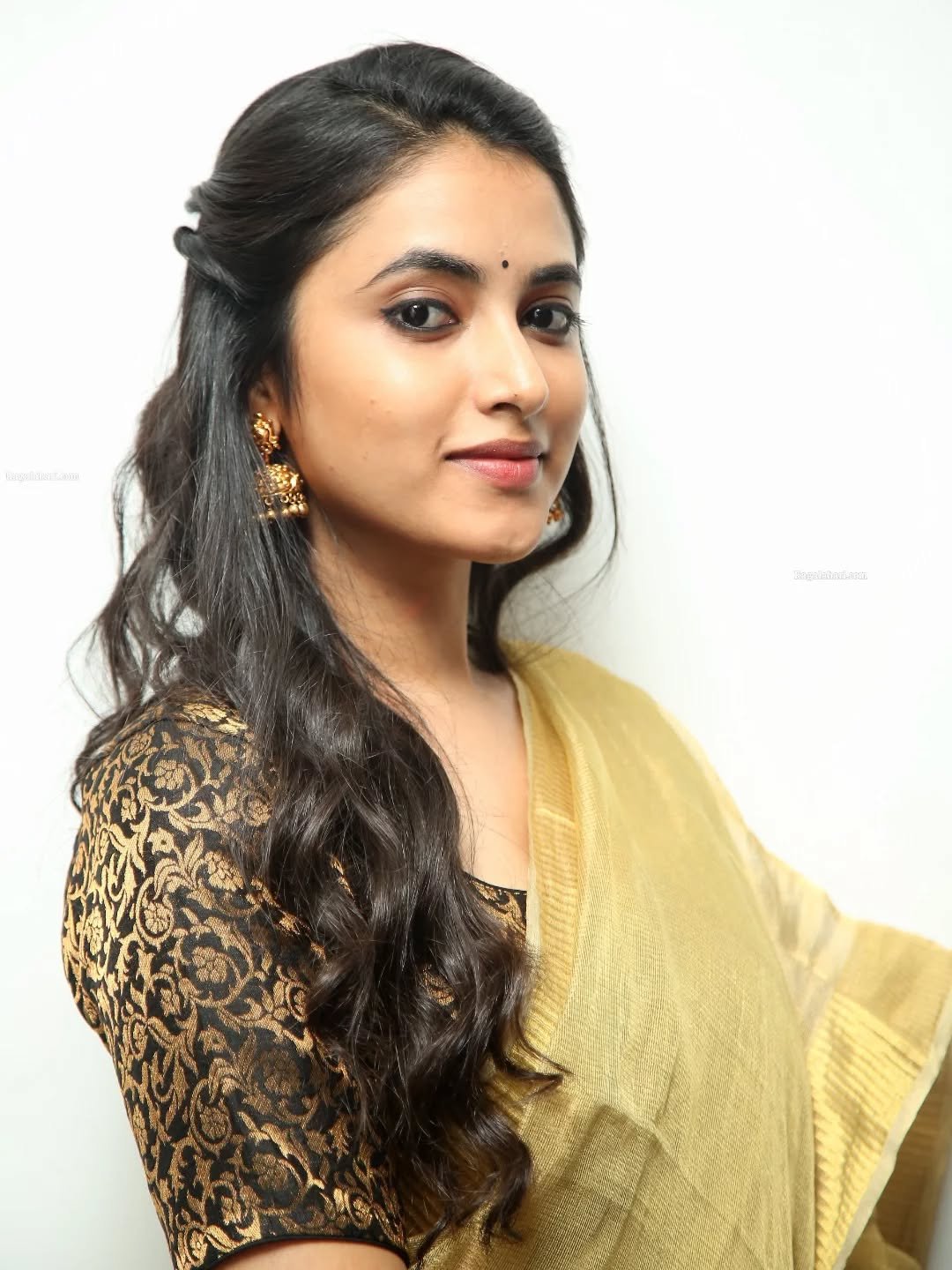 Priyanka Arul Mohan’s traditional golden saree look close-up stills (6)