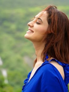 Mountain scenery provides breathtaking backdrop for Priyanka Rewri's blue saree