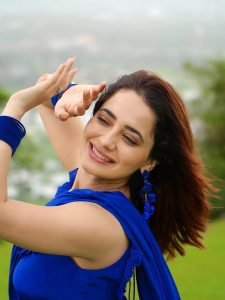 Mountain scenery provides breathtaking backdrop for Priyanka Rewri's blue saree
