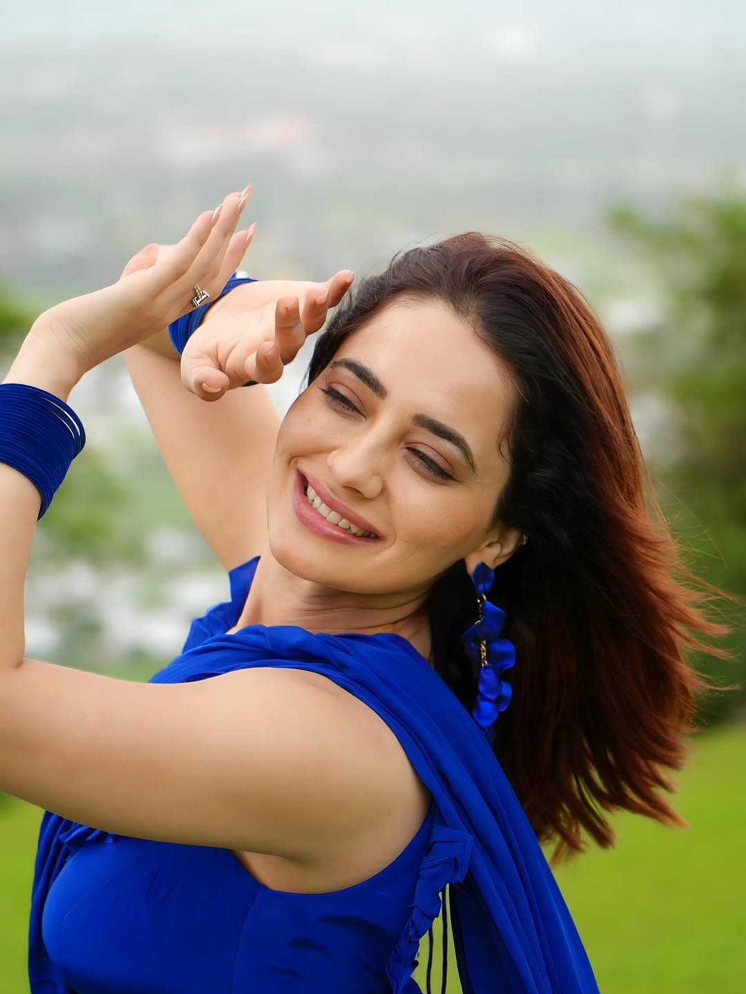 Priyanka Rewri Looks Mesmerizing in Blue Saree Amidst Greenery & Mountain Views (11)