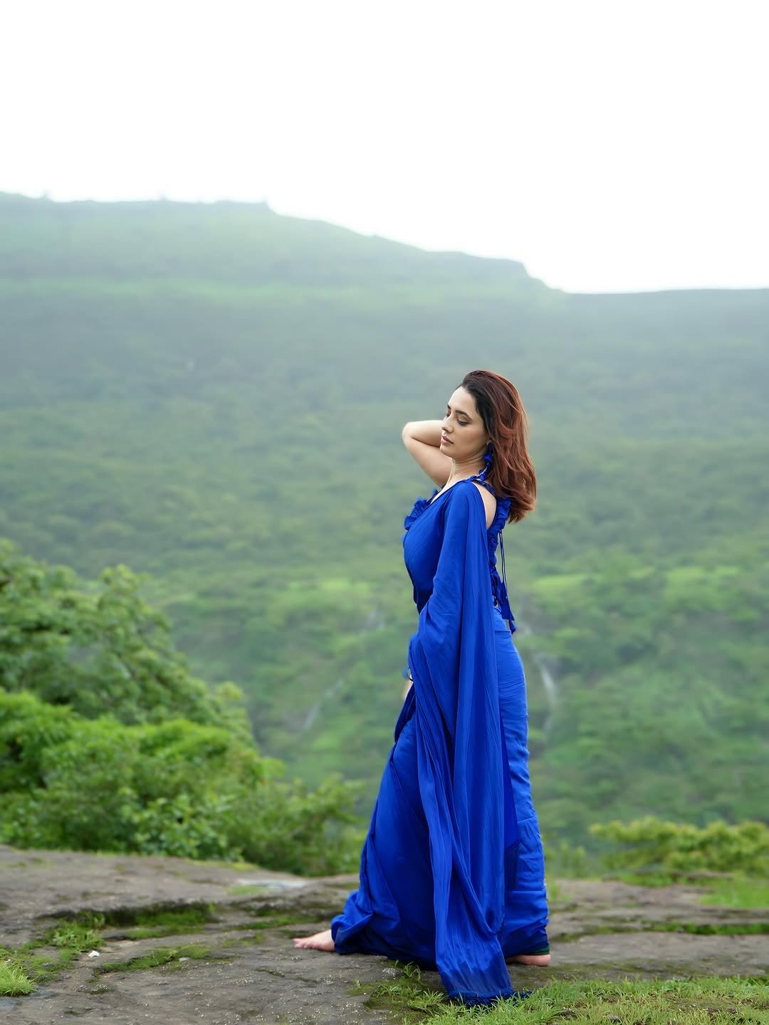 Priyanka Rewri Looks Mesmerizing in Blue Saree Amidst Greenery & Mountain Views (8)