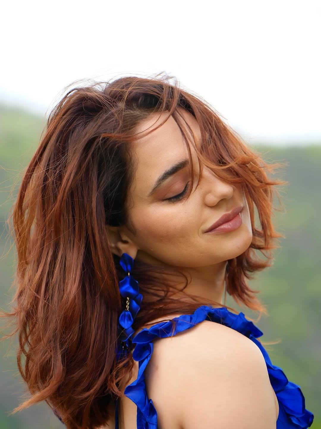 Priyanka Rewri Looks Mesmerizing in Blue Saree Amidst Greenery & Mountain Views (9)
